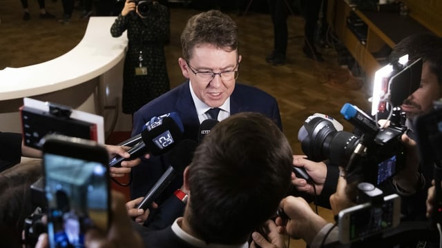 Albert Rösti umringt von Reportern. Albert Rösti umringt von Reportern.