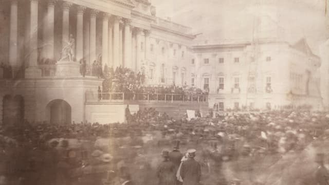 Das erste bekannte Foto einer Inauguration: James Buchanan leistet 1857 beim Kapitol den Eid. Das erste bekannte Foto einer Inauguration: James Buchanan leistet 1857 beim Kapitol den Eid.