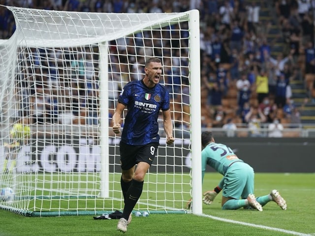 Edin Dzeko feiert sein Tor gegen Genoa. Edin Dzeko feiert sein Tor gegen Genoa.