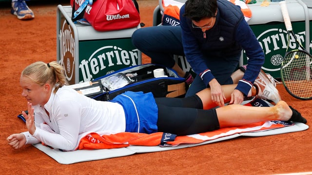 Kiki Bertens wird auf dem Platz behandelt. Kiki Bertens wird auf dem Platz behandelt.