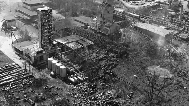 Luftaufnahme mit den zerstörten Gebäude Luftaufnahme mit den zerstörten Gebäude