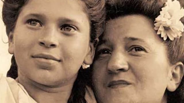 Schwarzweiss-Foto von einer Mutter mit ihrer Schwarzweiss-Foto von einer Mutter mit ihrer