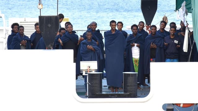 Beten auf dem Schiff: Passagiere der im Hafen von Catania blockierten «Diciotti». Beten auf dem Schiff: Passagiere der im Hafen von Catania blockierten «Diciotti».