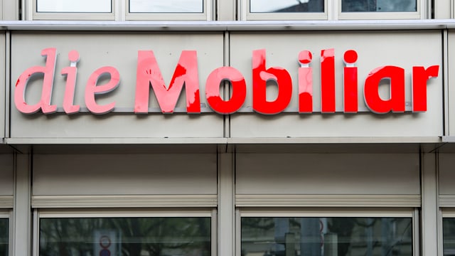 Rotes Logo der Mobiliar an Firmengebäude. Rotes Logo der Mobiliar an Firmengebäude.