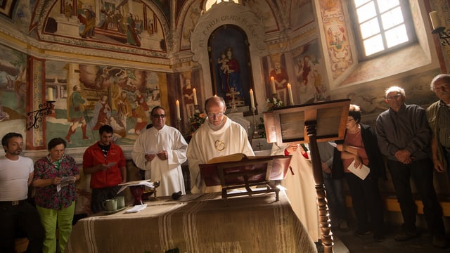 Priester feiert Gottesdienst. Priester feiert Gottesdienst.