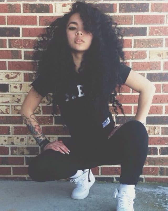 Mädchen mit sportlichem Hip Hop-Style
