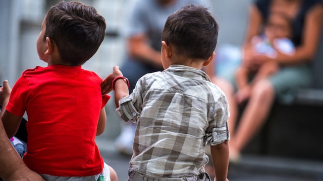 Zwei Kinder, fotografiert von hinten. Zwei Kinder, fotografiert von hinten.