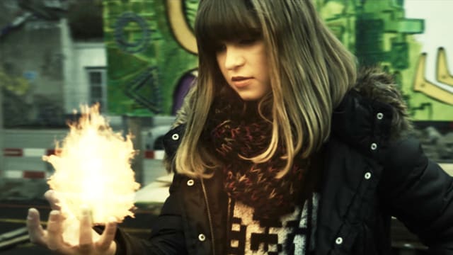 Mädchen mit Flamme in der offenen Hand. Mädchen mit Flamme in der offenen Hand.