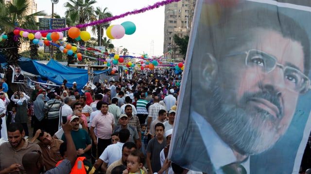 Mursi-Anhänger demonstrieren in Kairo für dessen politische Rückkehr. Mursi-Anhänger demonstrieren in Kairo für dessen politische Rückkehr.