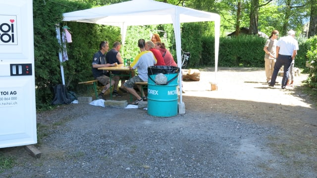 Leute sitzen an einem Tisch. Leute sitzen an einem Tisch.