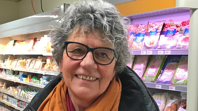 Portrait Marianne Pfändler vor dem Kühlregal im Volg Portrait Marianne Pfändler vor dem Kühlregal im Volg