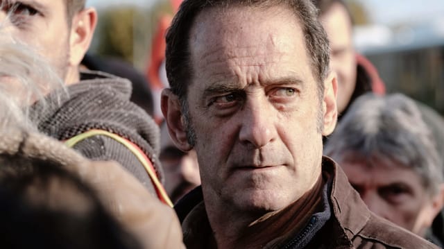 Ein Mann schaut böse in eine Richtung. Ein Mann schaut böse in eine Richtung.