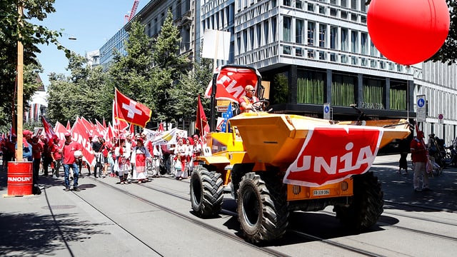 Demonstrationszug in der Zürcher Innenstadt, angeführt von einem Baufahrzeug. Demonstrationszug in der Zürcher Innenstadt, angeführt von einem Baufahrzeug.