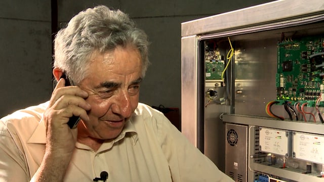 Ueli Maurer neben seinem Lebenswerk, dem Pommes-Frites-Automaten. Ueli Maurer neben seinem Lebenswerk, dem Pommes-Frites-Automaten.