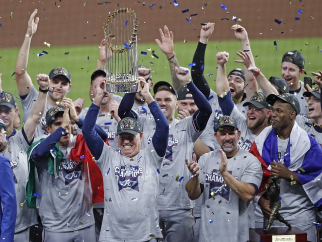 Die Braves stemmen in der MLB den Siegerpokal in die Höhe Die Braves stemmen in der MLB den Siegerpokal in die Höhe