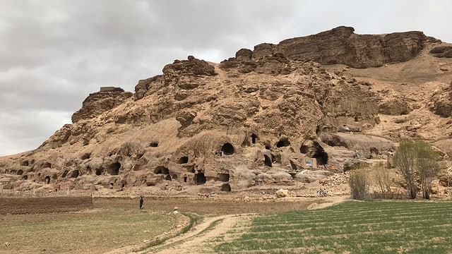 Berg mit Höhleneingängen. Berg mit Höhleneingängen.
