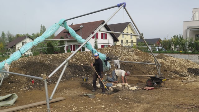 Baugrube, darüber zum Teil ein Zeltgestänge. Baugrube, darüber zum Teil ein Zeltgestänge.