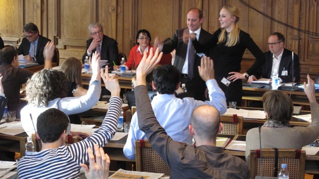 Abstimmung im Luzerner Stadtparlament: Miglieder erheben die Hand. Abstimmung im Luzerner Stadtparlament: Miglieder erheben die Hand.