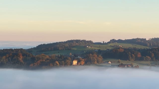 Blick von Herisau nach Norden zum Schloss Oberberg. Blick von Herisau nach Norden zum Schloss Oberberg.
