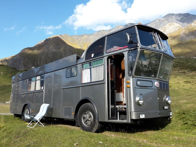 Zum Camper umgebauter Flughafenbus.