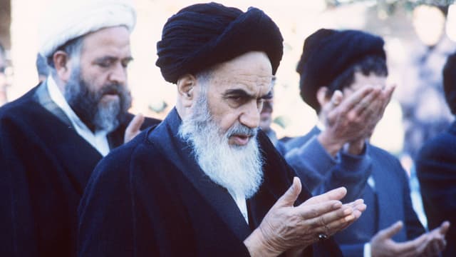 Der iranische Revolutionsführer Khomeini beim Gebet. Der iranische Revolutionsführer Khomeini beim Gebet.