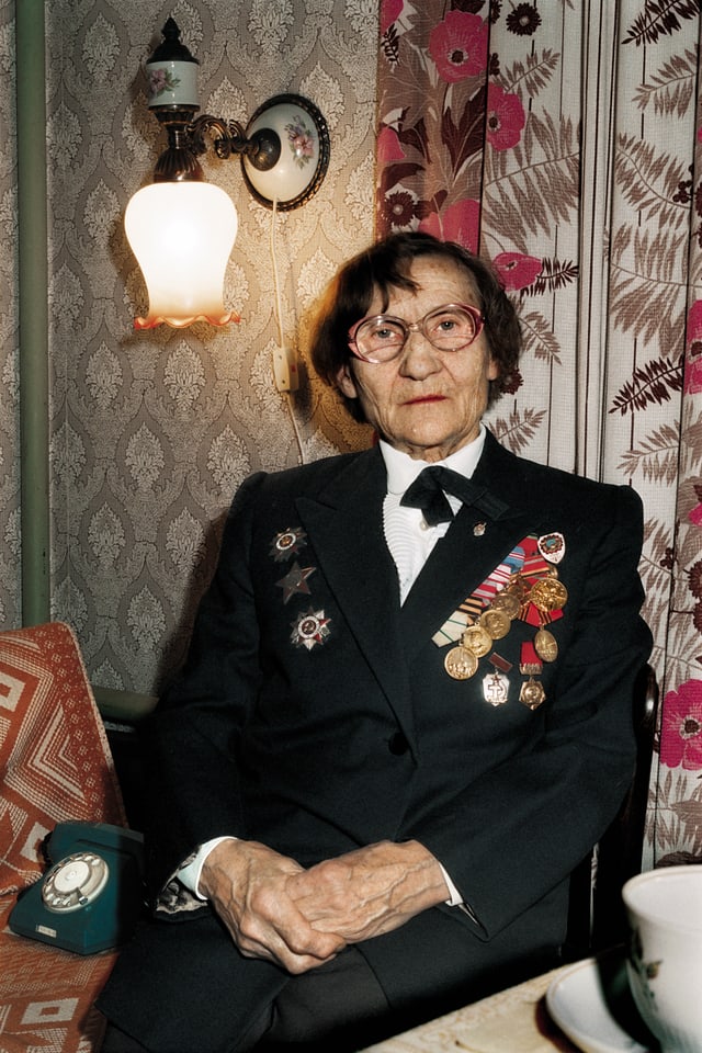 Die Grossmutter von Katja Fedulova mit ihren vielen Auszeichnungen aus dem Krieg. Die Grossmutter von Katja Fedulova mit ihren vielen Auszeichnungen aus dem Krieg.
