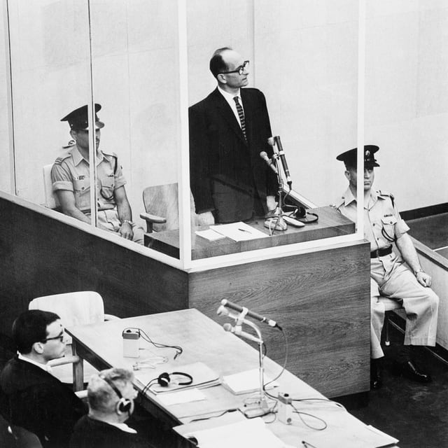 Adolf Eichmann bei seinem Prozess in Jerusalem. Adolf Eichmann bei seinem Prozess in Jerusalem.