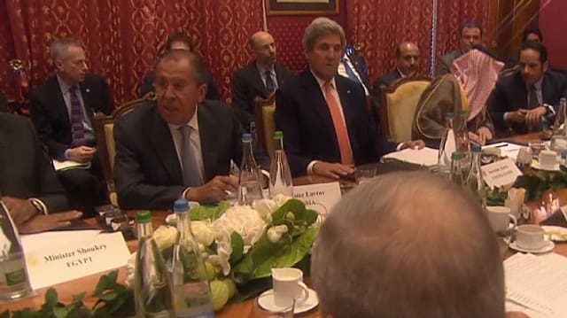 Sergej Lawrow und John Kerry am Gesprächstisch. Sergej Lawrow und John Kerry am Gesprächstisch.