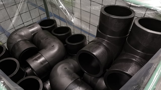 Schwarze Rohrteile. Schwarze Rohrteile.