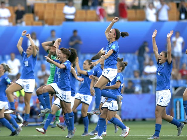 Italienische Spielerinnen jubeln. Italienische Spielerinnen jubeln.