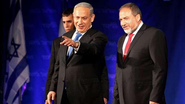 Regierungschef Netanyahu steht neben seinem Aussenminister Liebermann und zeigt ins Publikum. Regierungschef Netanyahu steht neben seinem Aussenminister Liebermann und zeigt ins Publikum.