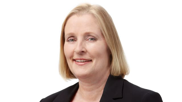 Isabel Garcia steht vor einem weissen Hintergrund. Isabel Garcia steht vor einem weissen Hintergrund.