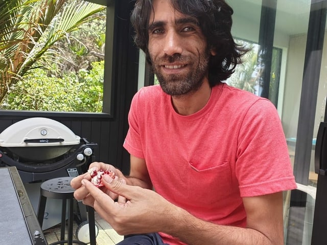 Mann mit Granatapfel in der Hand Mann mit Granatapfel in der Hand