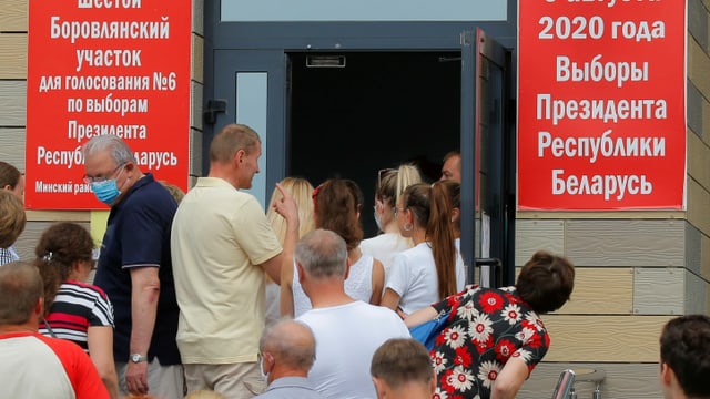 Leute vor Wahllokal. Leute vor Wahllokal.