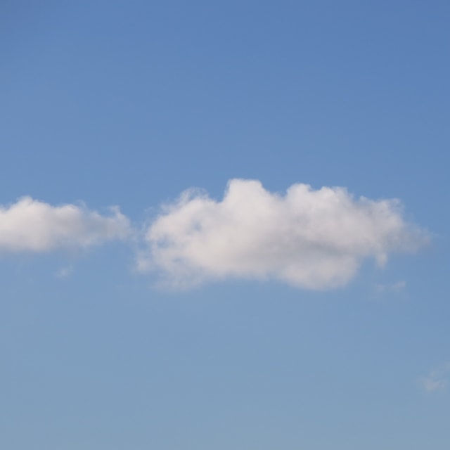 Eine kleine Schönwetterwolke, eine Quellwolke in ihrem Anfangsstadium. Eine kleine Schönwetterwolke, eine Quellwolke in ihrem Anfangsstadium.