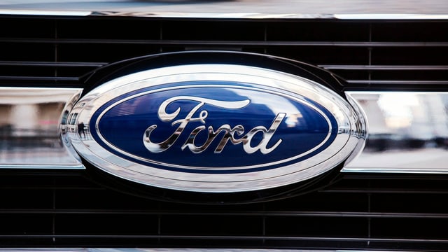 Ein Ford-Zeichen auf einem Kühlergrill Ein Ford-Zeichen auf einem Kühlergrill