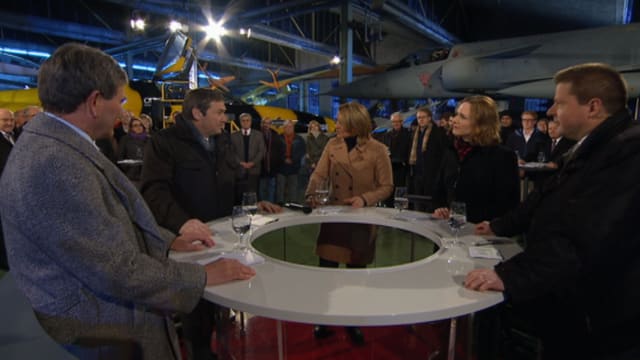 Gesprächsrunde am Arena-Tisch. Gesprächsrunde am Arena-Tisch.