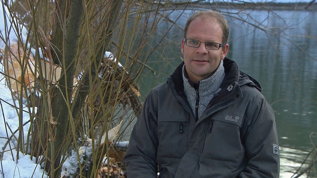 Biberexperte Christoph Angst an der Aare in Bern. Biberexperte Christoph Angst an der Aare in Bern.