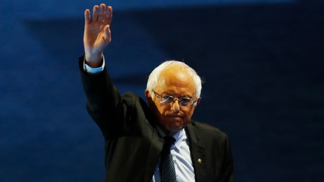 Bernie Sanders winkt ins Publikum. Bernie Sanders winkt ins Publikum.