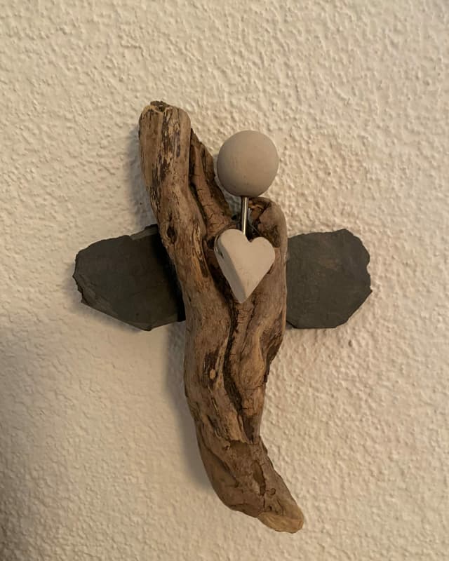 Engel aus Holz mit Herz .