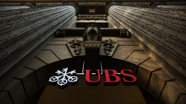 UBS-Logo im gewölbten EIngang zur UBS-Hauptfiliale in Zürich. UBS-Logo im gewölbten EIngang zur UBS-Hauptfiliale in Zürich.