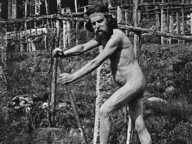 Nackter Mann mit Spaten bei der Gartenarbeit Nackter Mann mit Spaten bei der Gartenarbeit
