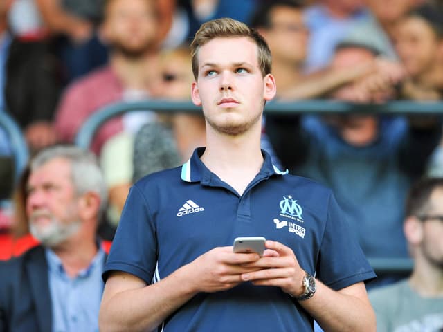 Kyril Louis-Dreyfus hält sein Mobiltelefon in den Händen. Kyril Louis-Dreyfus hält sein Mobiltelefon in den Händen.
