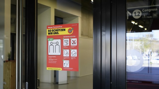 Hinweisschild an einem Türeingang Hinweisschild an einem Türeingang