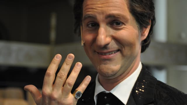 Samuel Zünd cun l'anè ch'el ha survegnì da la figlia da Vico Torriani Samuel Zünd cun l'anè ch'el ha survegnì da la figlia da Vico Torriani