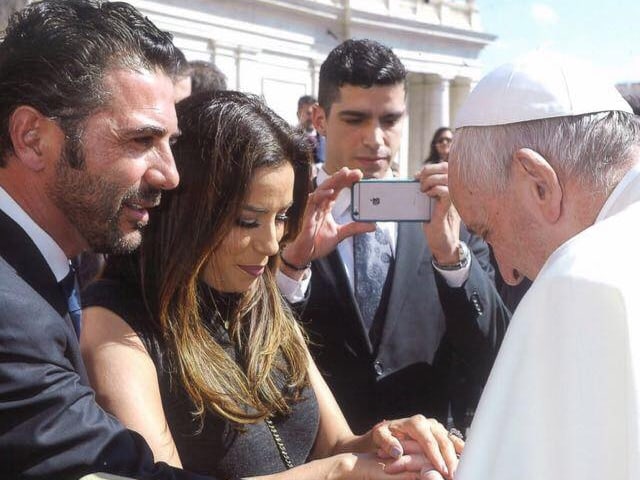 Eva Longoria und José Bastón halten die Hand des Papstes. Eva Longoria und José Bastón halten die Hand des Papstes.