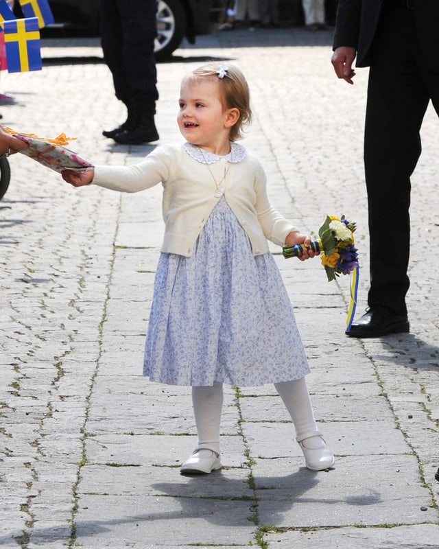 Prinzessin Estelle mit ihren Eltern. Prinzessin Estelle mit ihren Eltern.