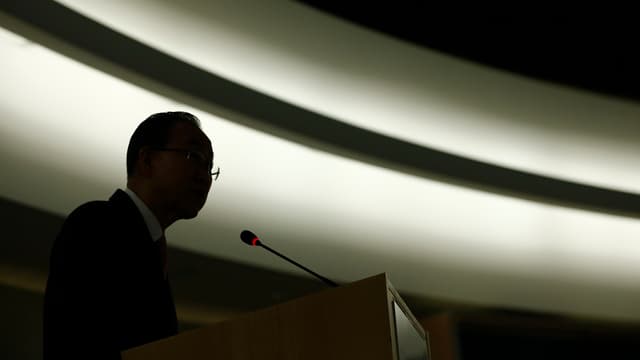 Ban Ki-Moon vor einem Mikrofon im Gegenlicht. Ban Ki-Moon vor einem Mikrofon im Gegenlicht.