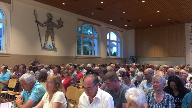 Der Gemeindesaal in Menziken war voll. Auf dem Bild sind sehr viele Menschen zu sehen. Der Gemeindesaal in Menziken war voll. Auf dem Bild sind sehr viele Menschen zu sehen.