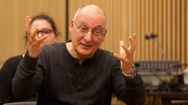 Portrait von dem gestikulierenden Hörspiel-Regisseur David Zane Mairowitz. Portrait von dem gestikulierenden Hörspiel-Regisseur David Zane Mairowitz.